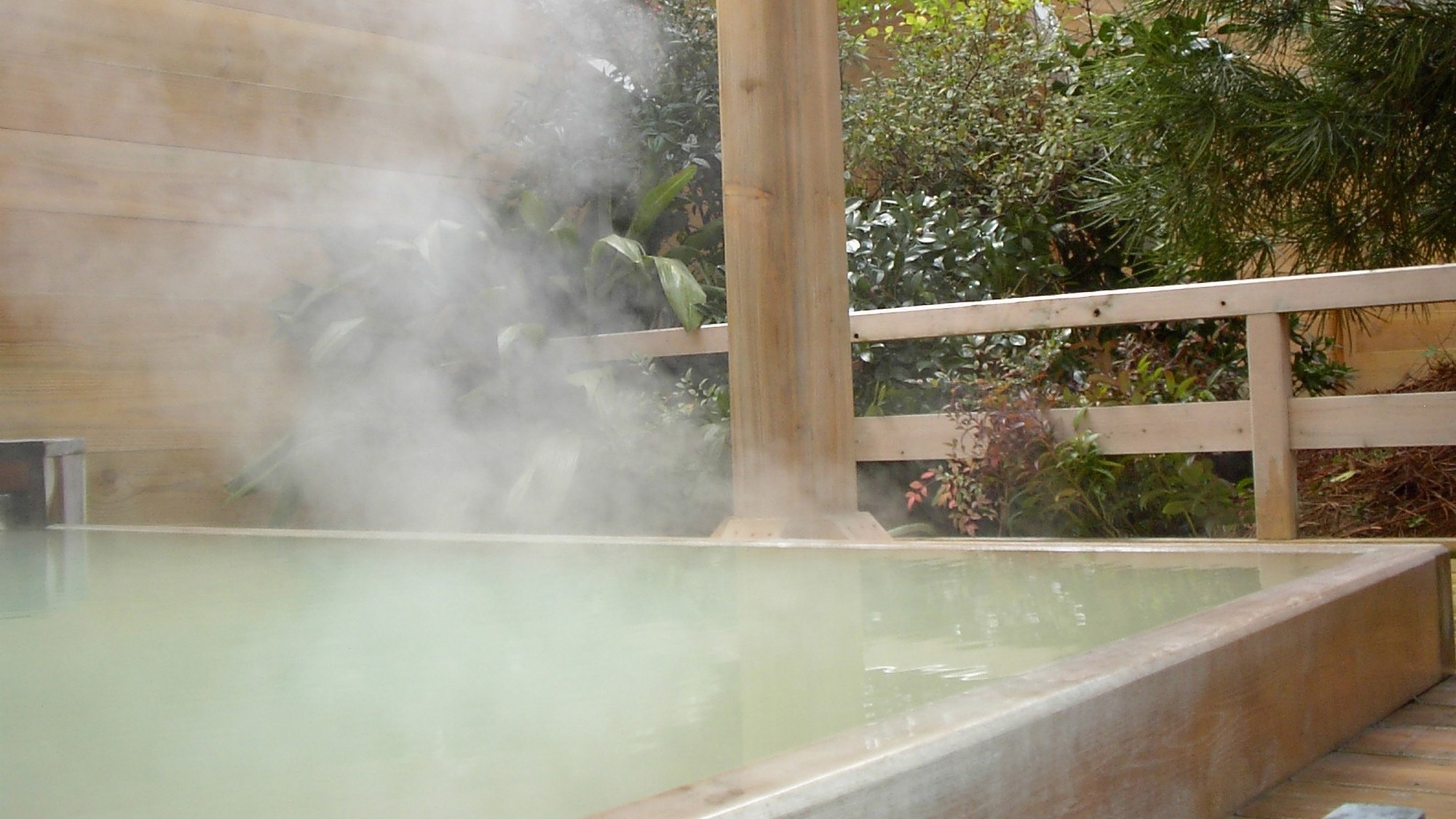 【露天風呂　檜の湯】香りと心地よい肌触りの檜の露天風呂