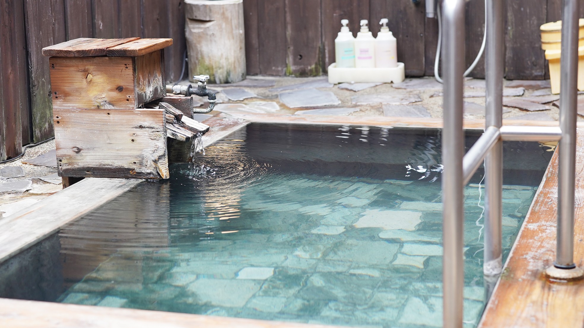 【貸切露天風呂・赤田の湯】※冬期（12月初旬～4月中旬頃予定）および悪天候時はクローズいたします。