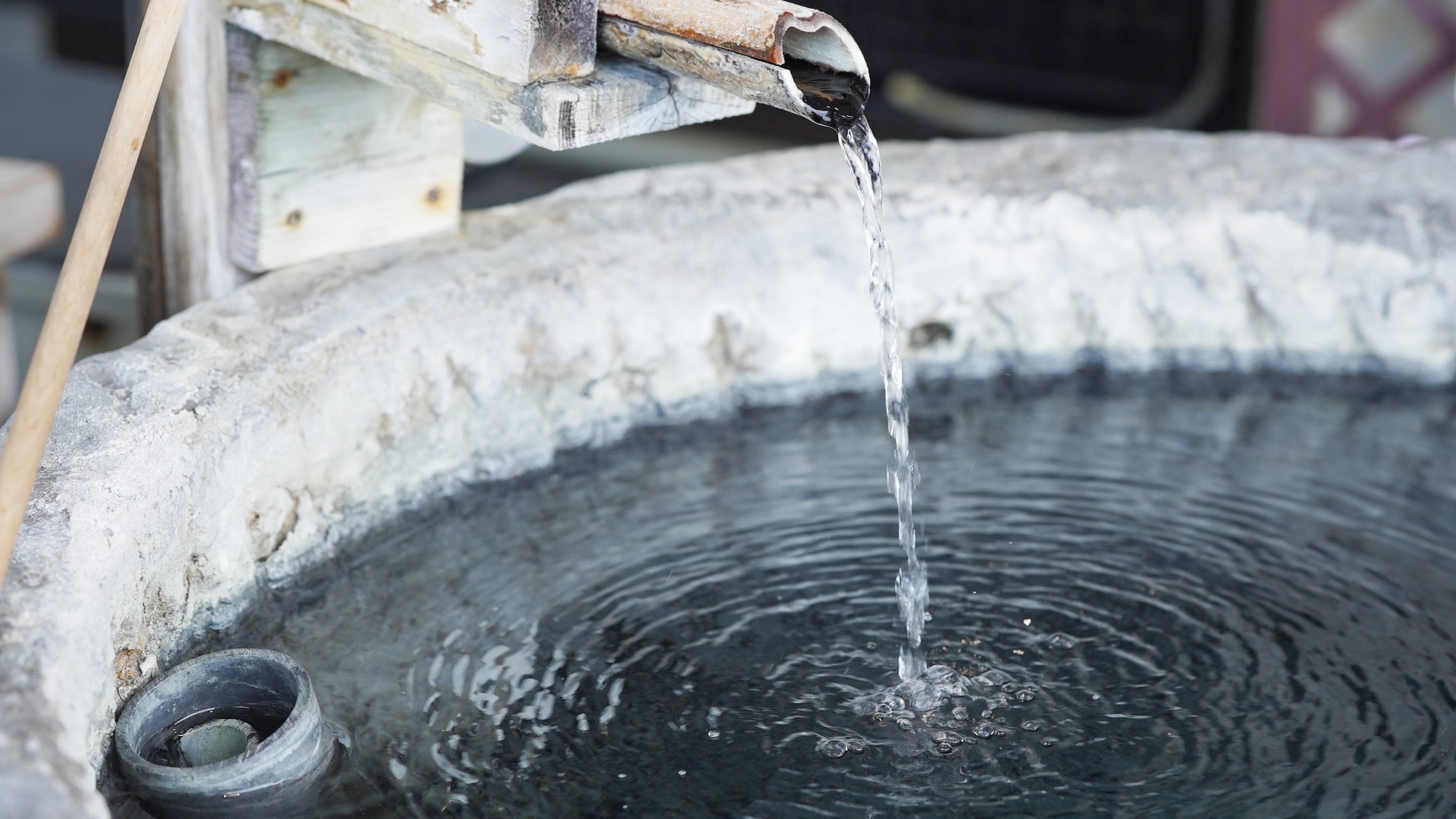 【エントランス】ホテル玄関前には飲める源泉がございます。