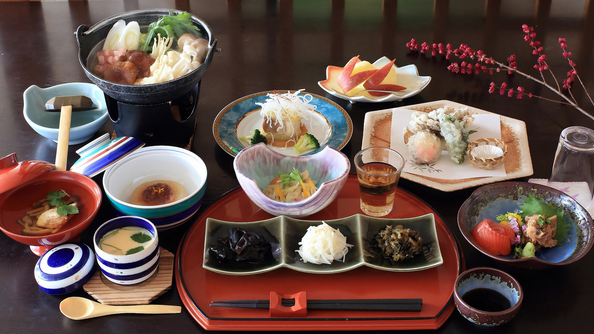 【夕食一例】地元の旬の美味しさを愉しんでいただきたく、当館ならではの工夫を凝らした会食膳です。
