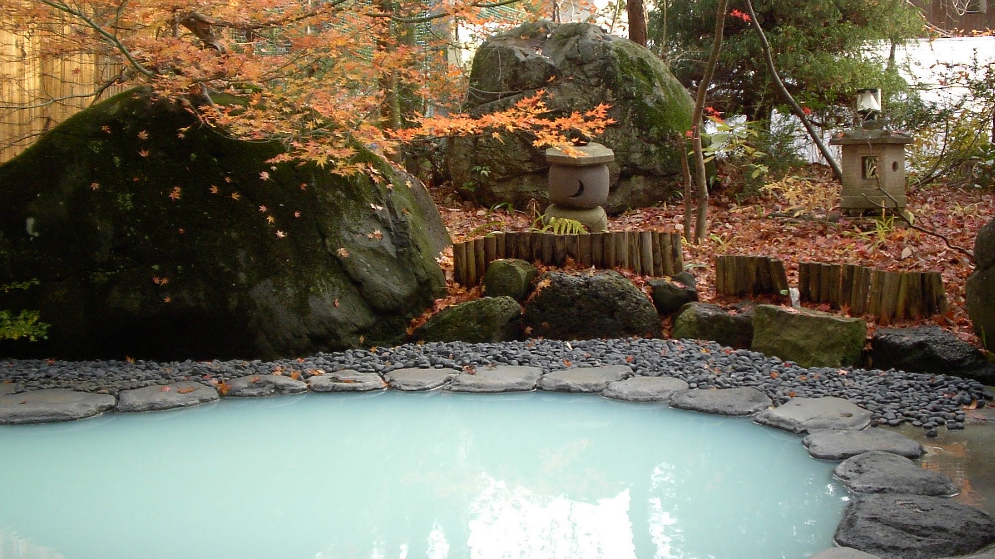 【露天風呂　瑠璃の湯】季節や時間により瑠璃色から乳白色へと湯の色が変化する神秘的な露天風呂