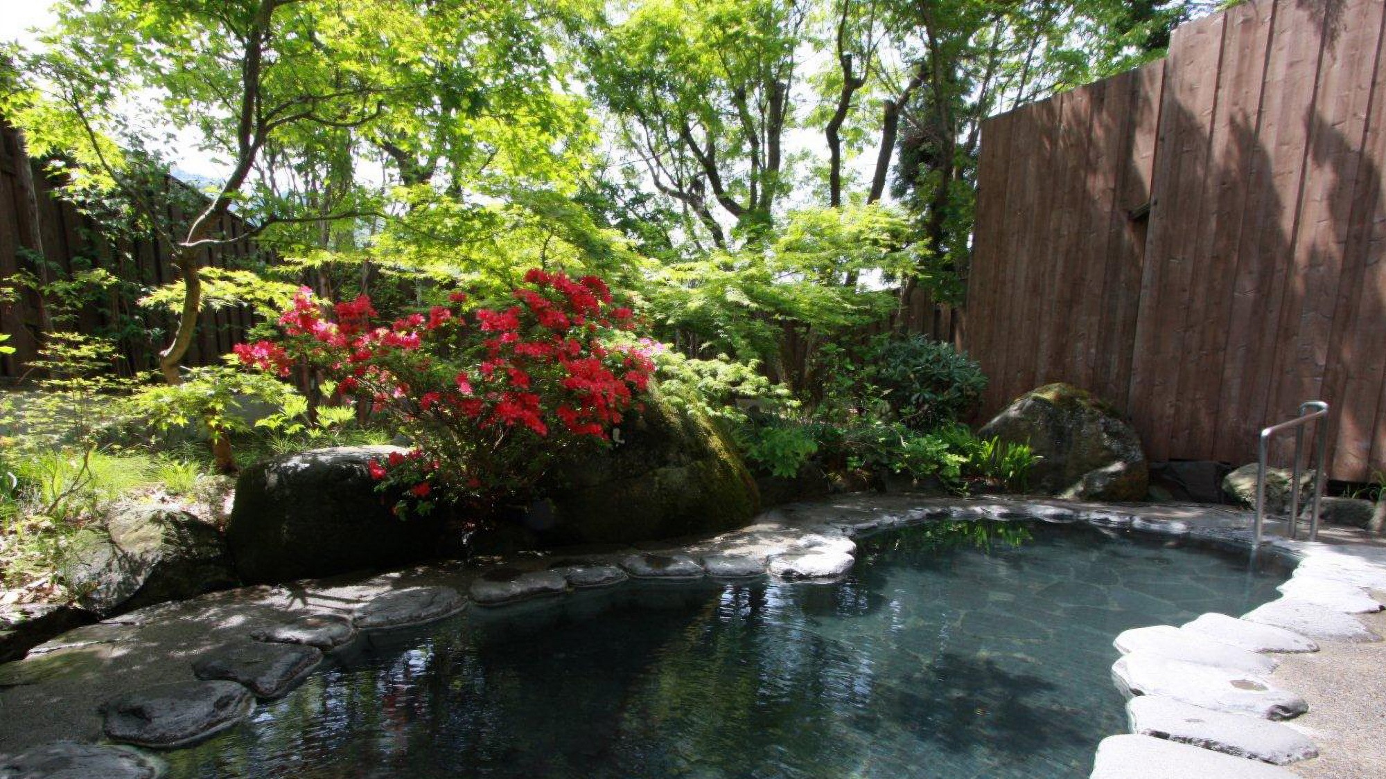 【露天風呂　瑠璃の湯】季節や時間により瑠璃色から乳白色へと湯の色が変化する神秘的な露天風呂