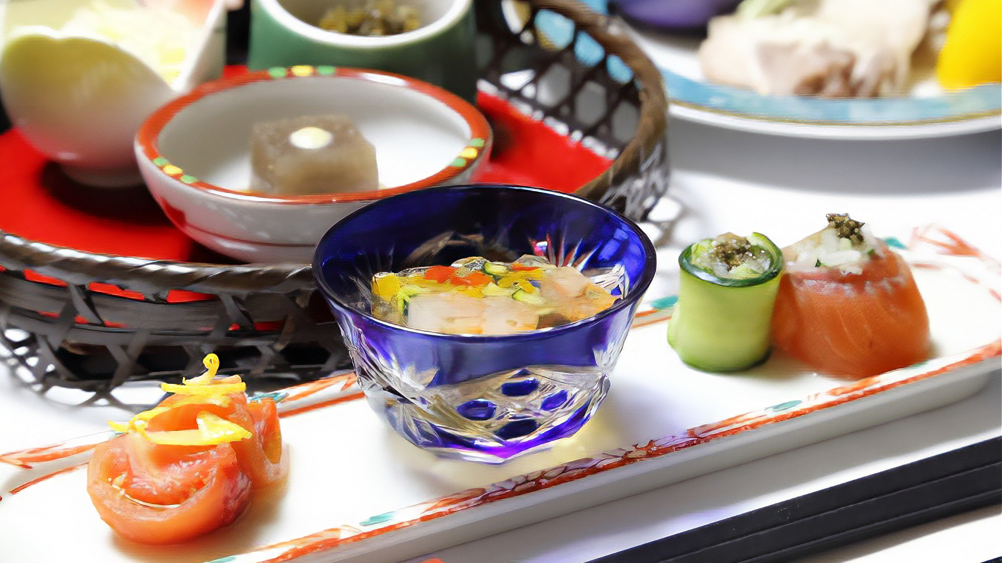 【夕食一例】地元の旬の美味しさを愉しんでいただきたく、当館ならではの工夫を凝らした会食膳です。