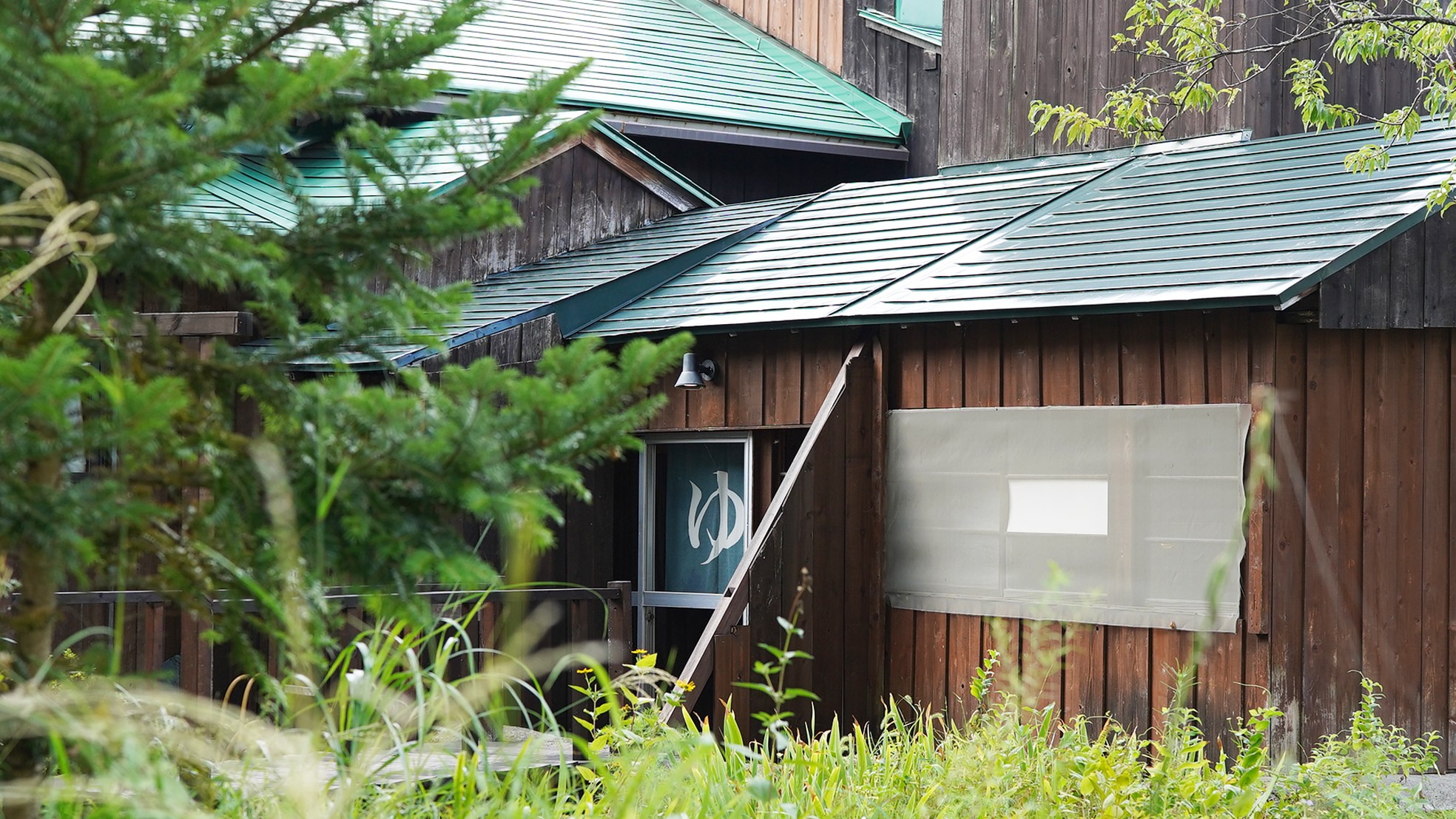 【貸切露天風呂・赤田の湯】※冬期（12月初旬～4月中旬頃予定）および悪天候時はクローズいたします。