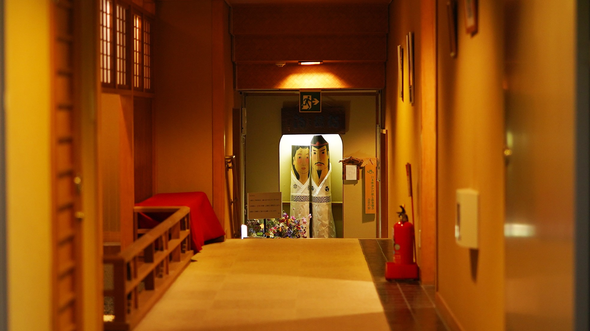 【館内】大浴場への通路です。道祖神がお出迎えいたします。