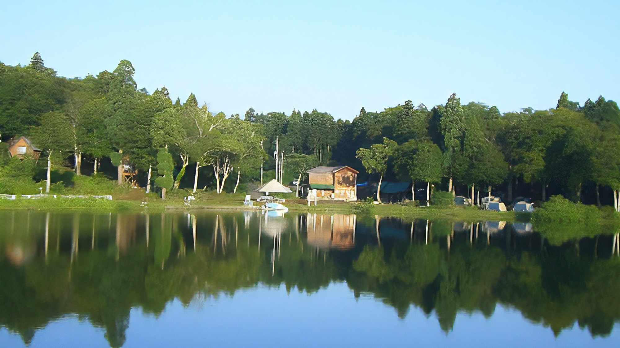 【巣鷹（すたか）湖】ホテルから車で約20分で行くことができます。