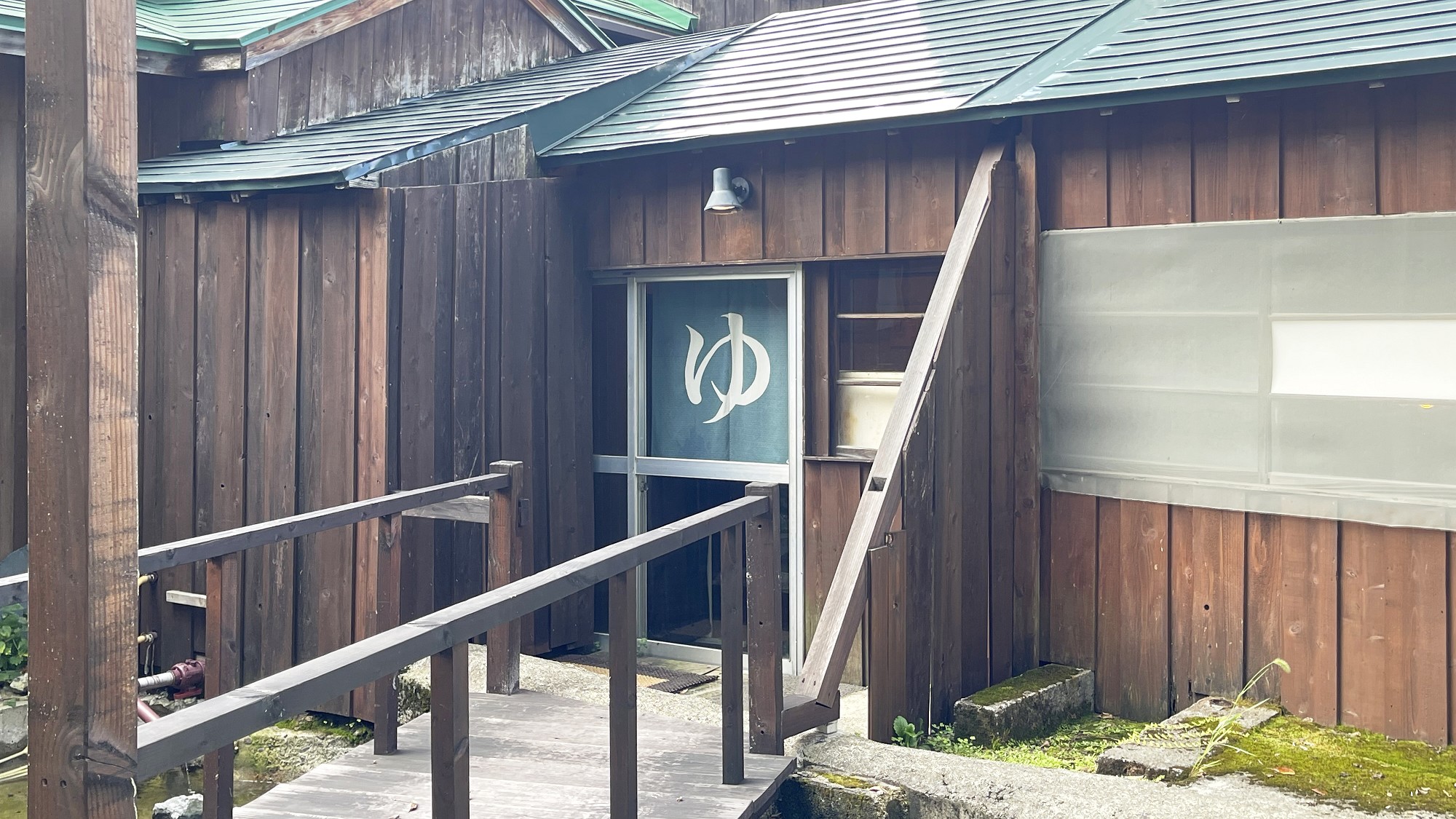 【貸切露天風呂・赤田の湯】※冬期（12月初旬～4月中旬頃予定）および悪天候時はクローズいたします。