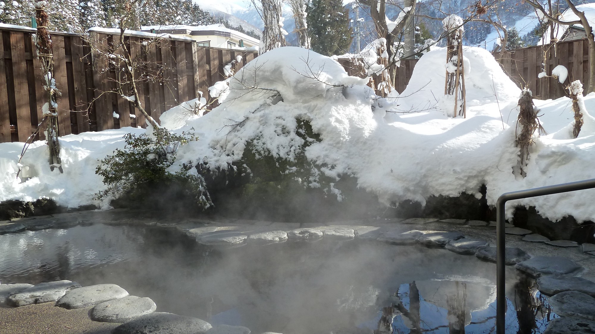 【露天風呂　瑠璃の湯】冬、雪見の露天風呂