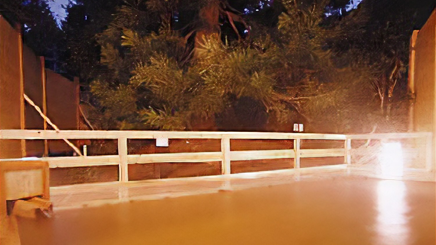 【露天風呂　檜の湯】香りと心地よい肌触りの檜の露天風呂