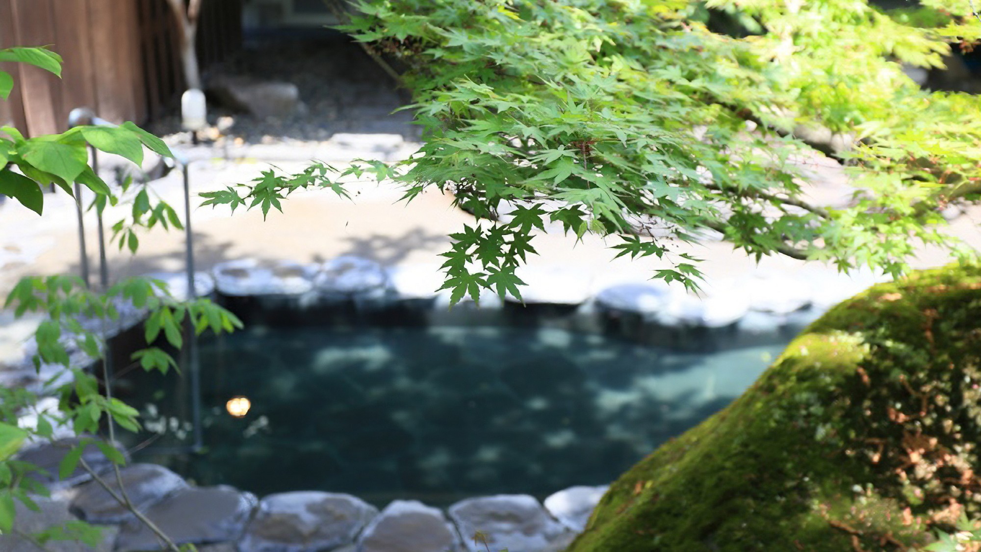 【露天風呂　瑠璃の湯】緑が深い夏の露天風呂