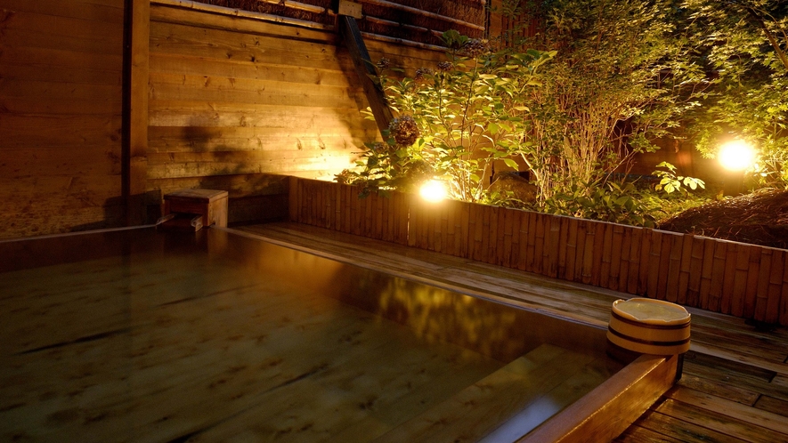 【露天風呂 檜の湯】香りと心地よい肌触りの檜の露天風呂