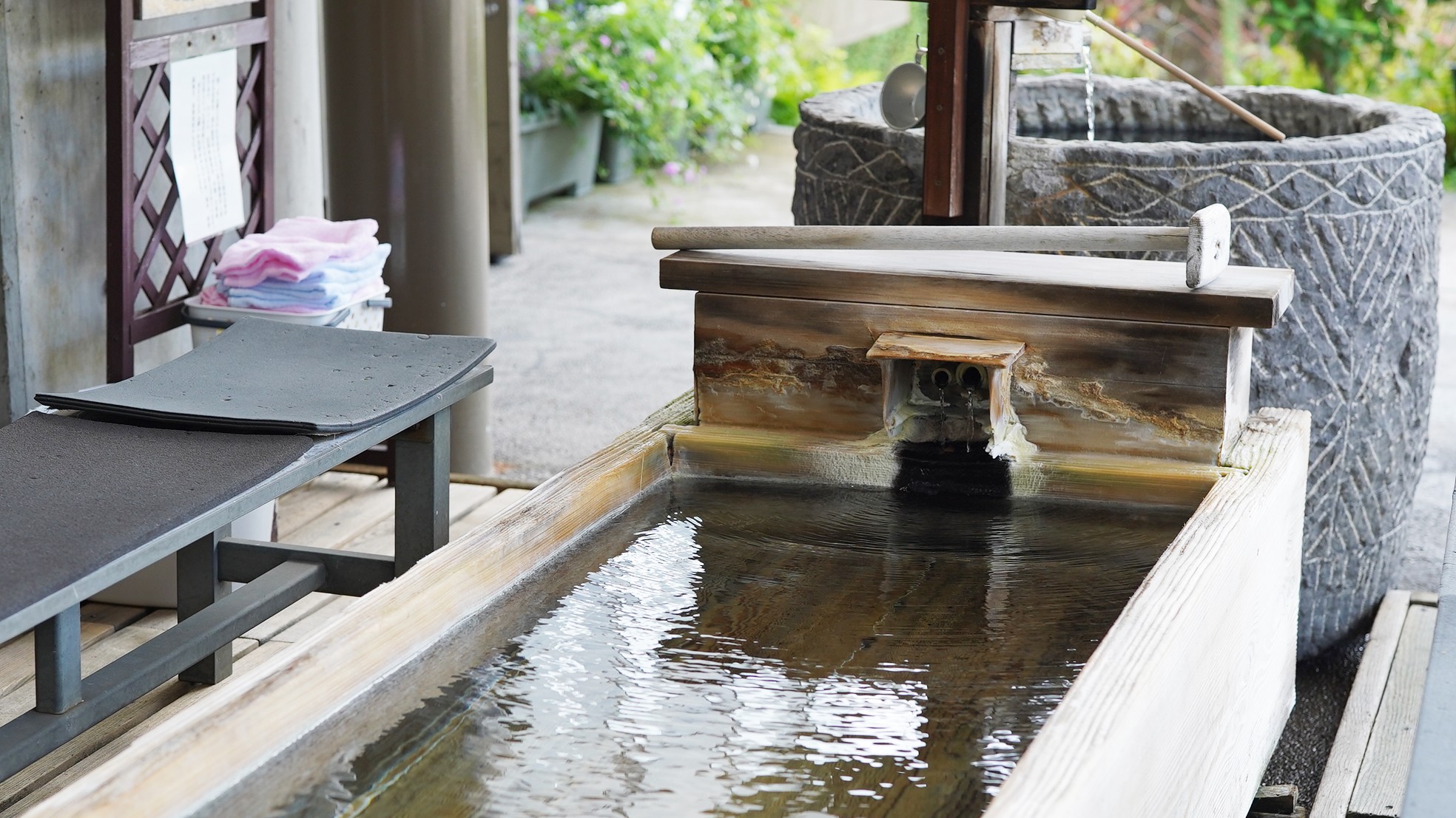 【エントランス】ホテル玄関前には飲める源泉と足湯がございます。
