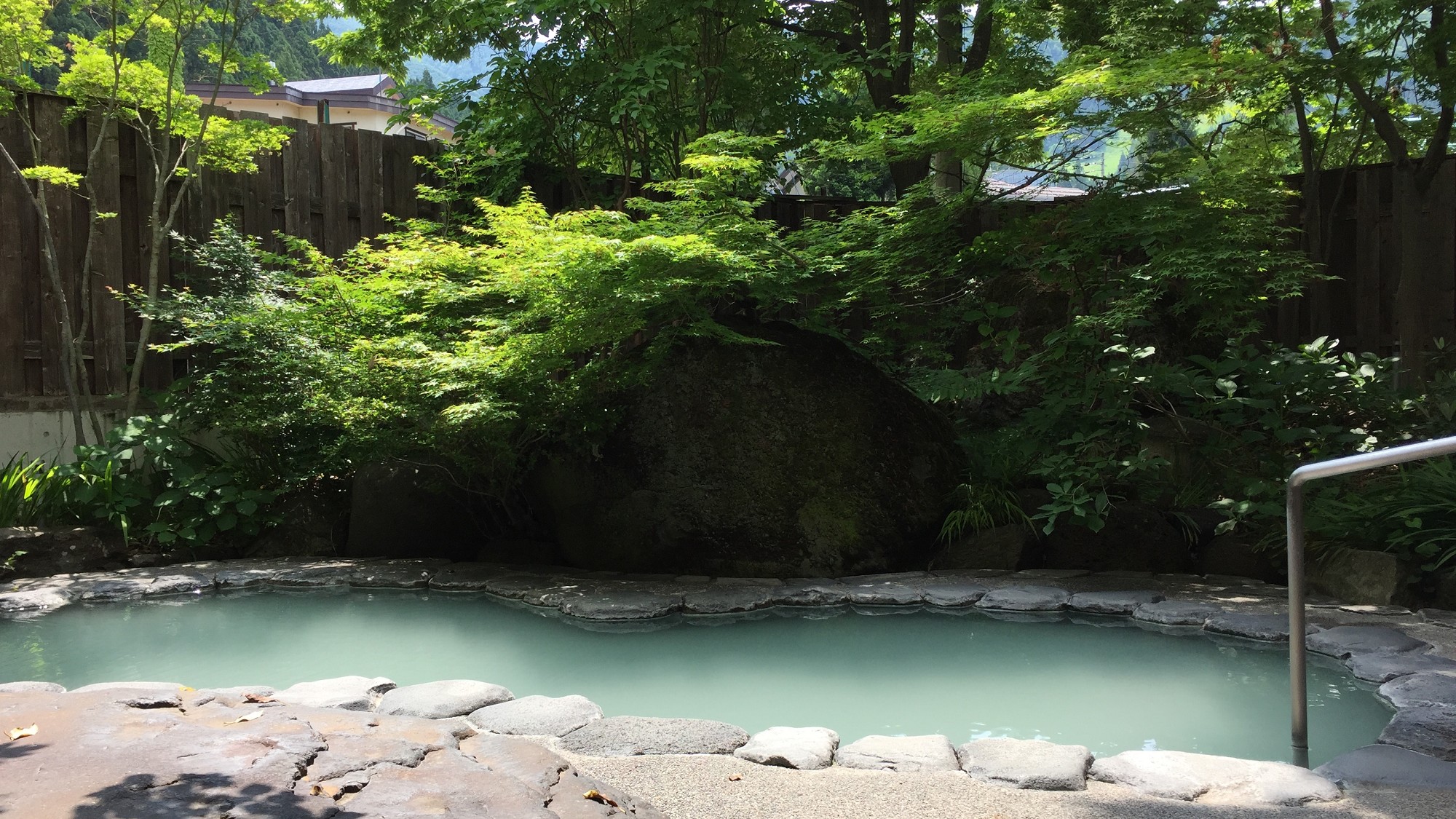 【露天風呂　瑠璃の湯】季節や時間により瑠璃色から乳白色へと湯の色が変化する神秘的な露天風呂