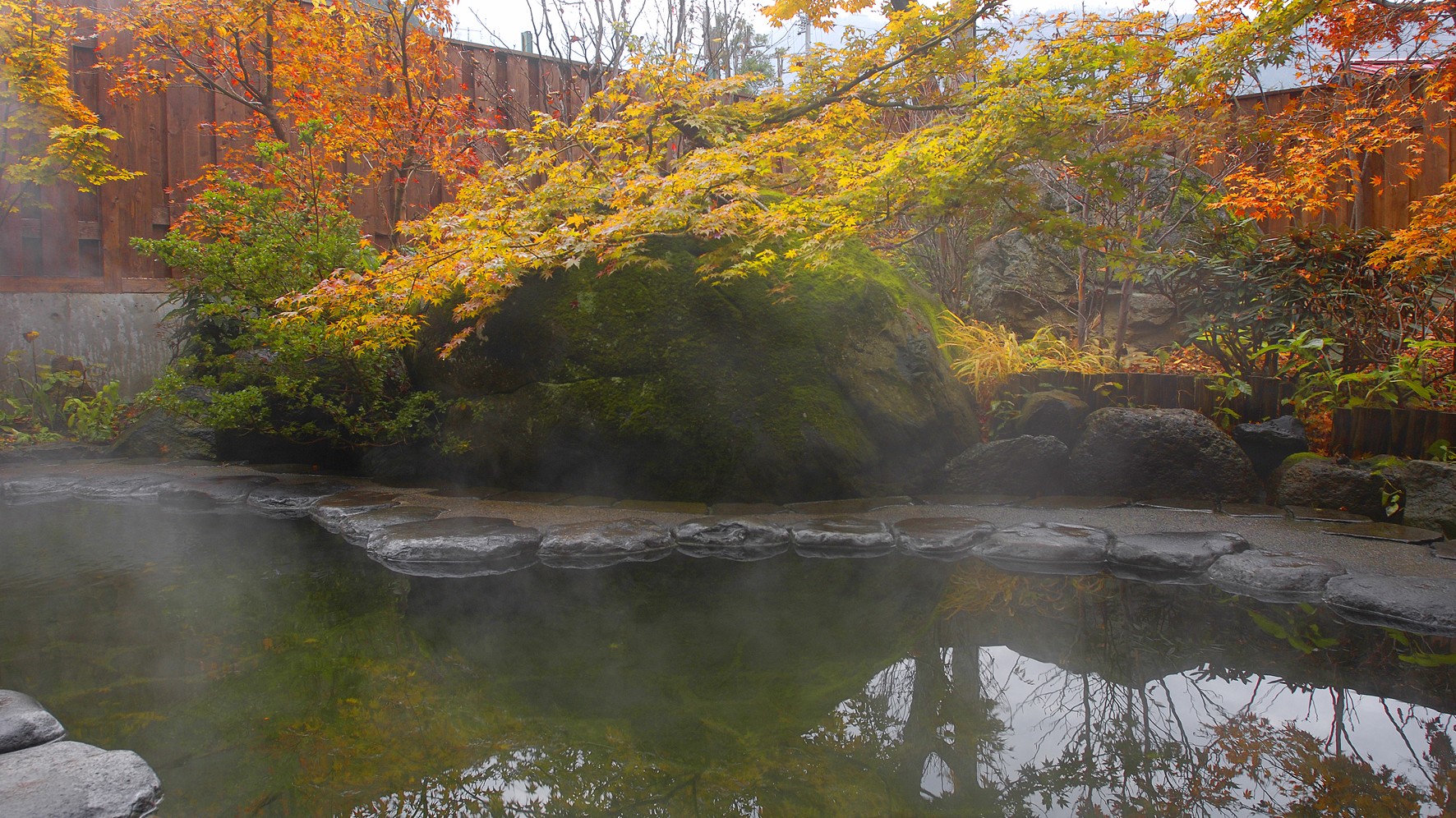 【露天風呂　瑠璃の湯】秋の露天風呂