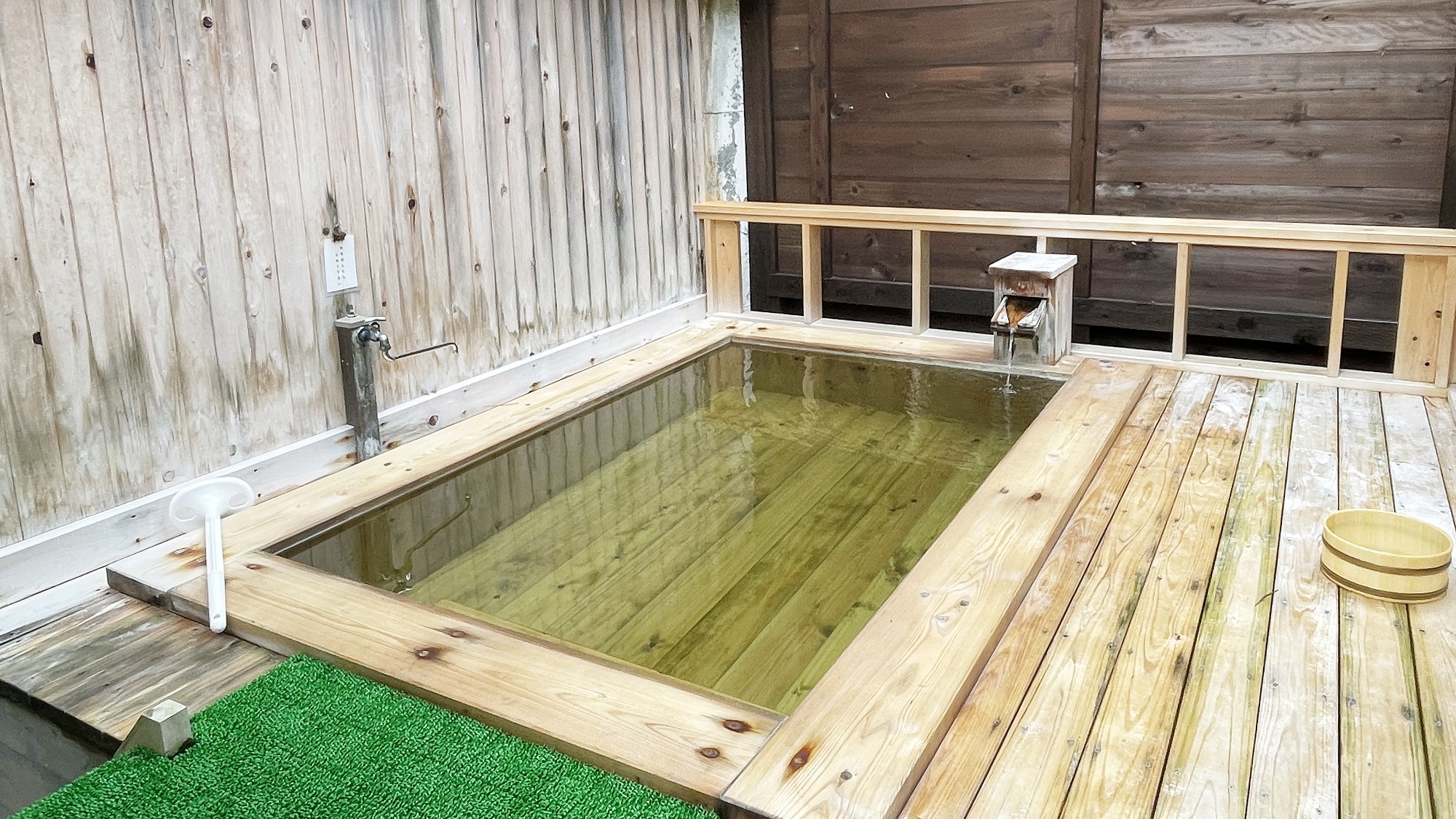 【露天風呂　檜の湯】香りと心地よい肌触りの檜の露天風呂