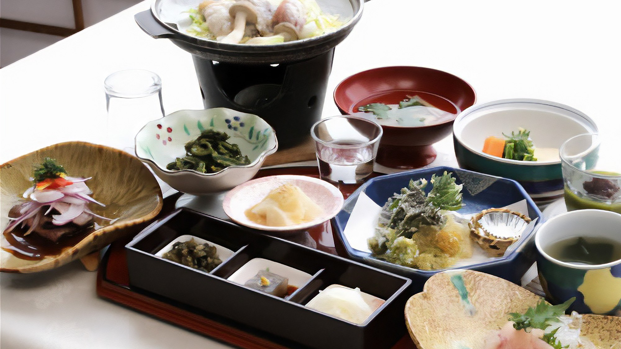 【夕食一例】地元の旬の美味しさを愉しんでいただきたく、当館ならではの工夫を凝らした会食膳です。