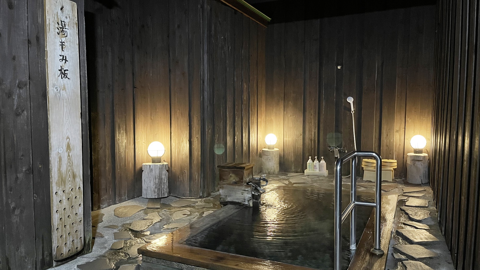 【貸切露天風呂・赤田の湯】※冬期（12月初旬～4月中旬頃予定）および悪天候時はクローズいたします。