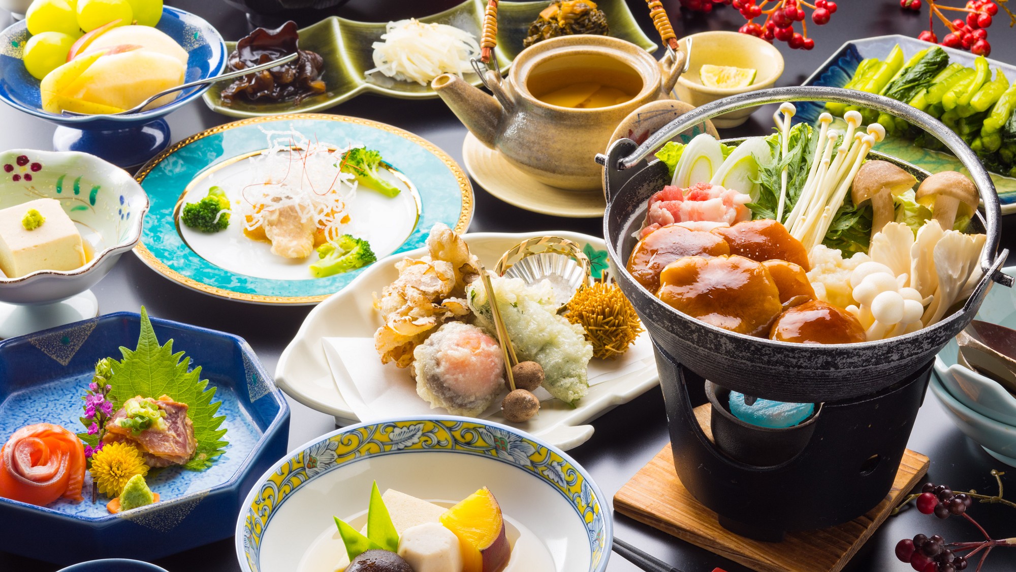 【夕食一例】地元の旬の美味しさを愉しんでいただきたく、当館ならではの工夫を凝らした会食膳です。