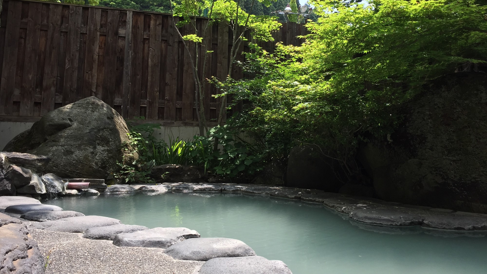 【露天風呂　瑠璃の湯】緑が深い夏の露天風呂