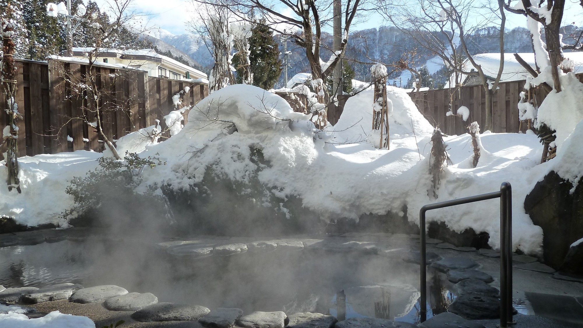 【露天風呂　瑠璃の湯】冬、雪見の露天風呂
