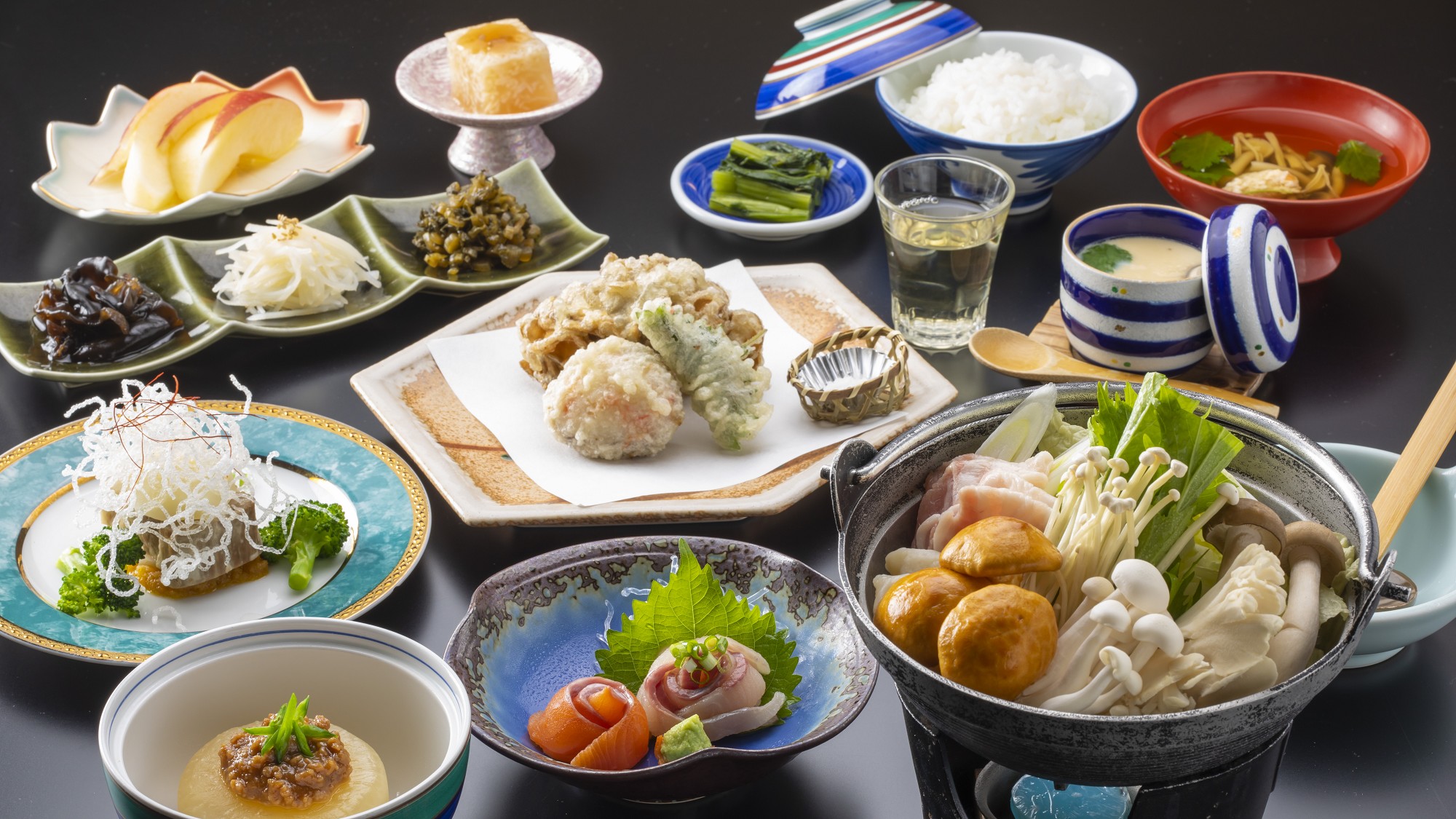 【夕食一例】地元の旬の美味しさを愉しんでいただきたく、当館ならではの工夫を凝らした会食膳です。