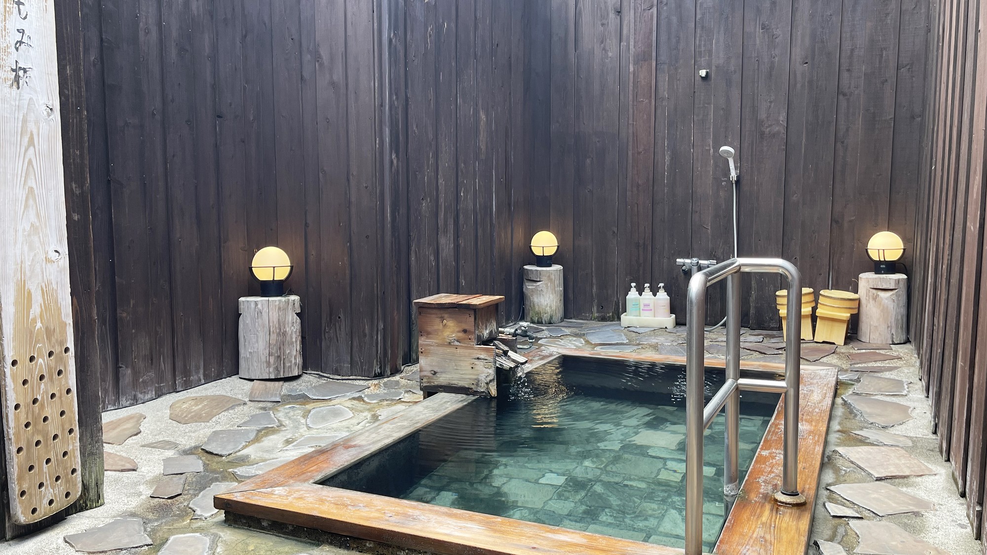 【貸切露天風呂・赤田の湯】※冬期（12月初旬～4月中旬頃予定）および悪天候時はクローズいたします。