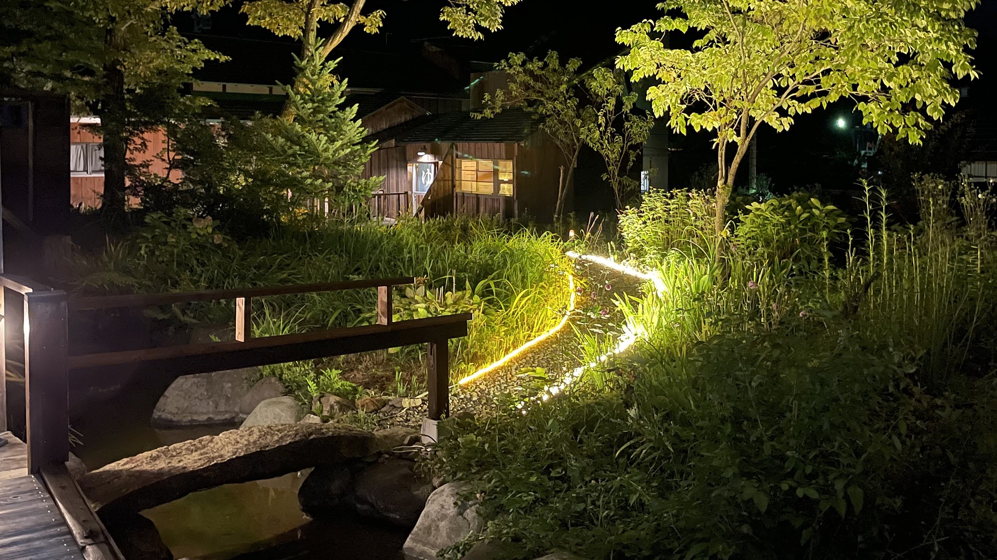 【貸切露天風呂・赤田の湯】※冬期（12月初旬～4月中旬頃予定）および悪天候時はクローズいたします。