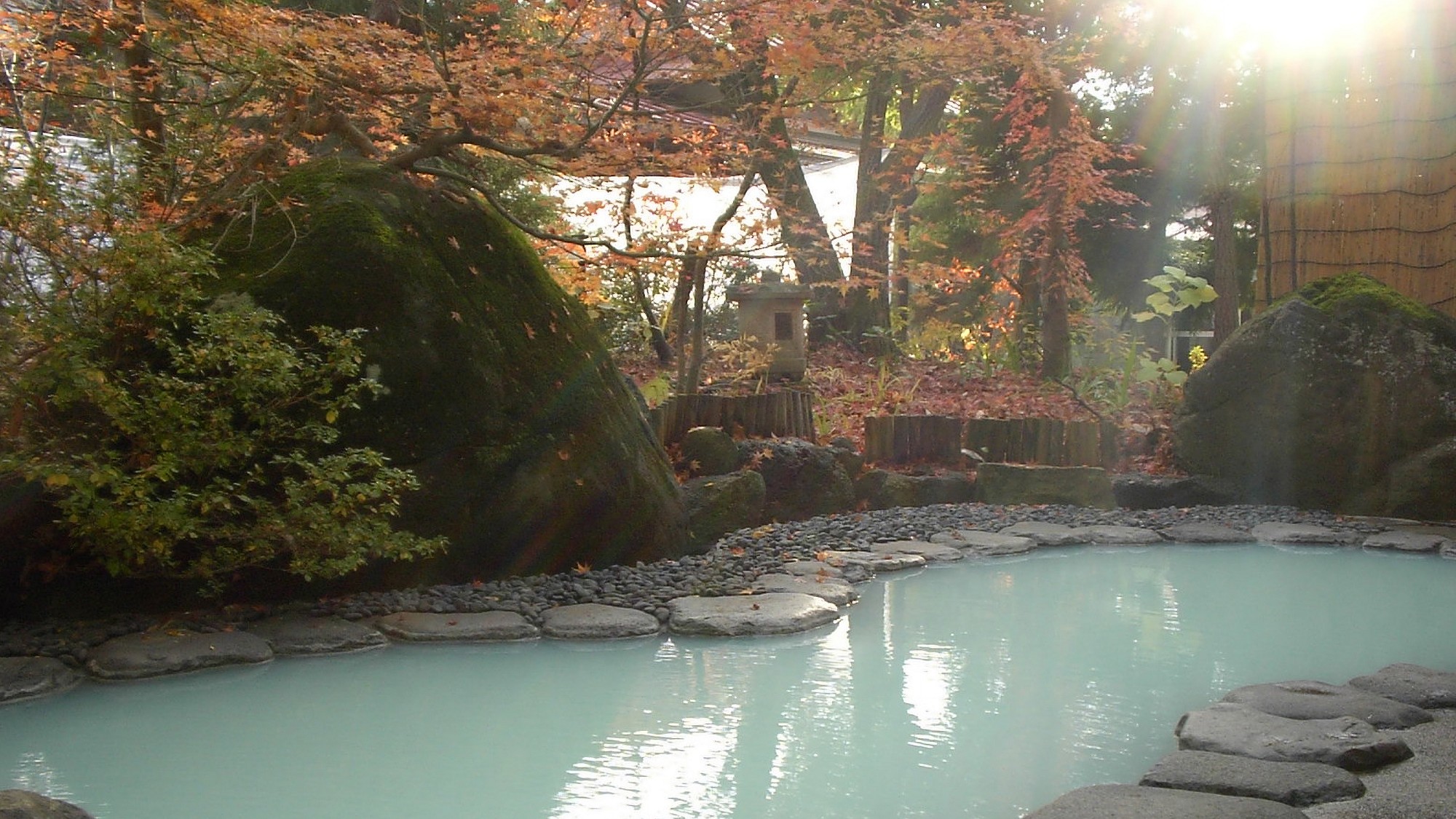 【露天風呂　瑠璃の湯】晩秋の露天風呂