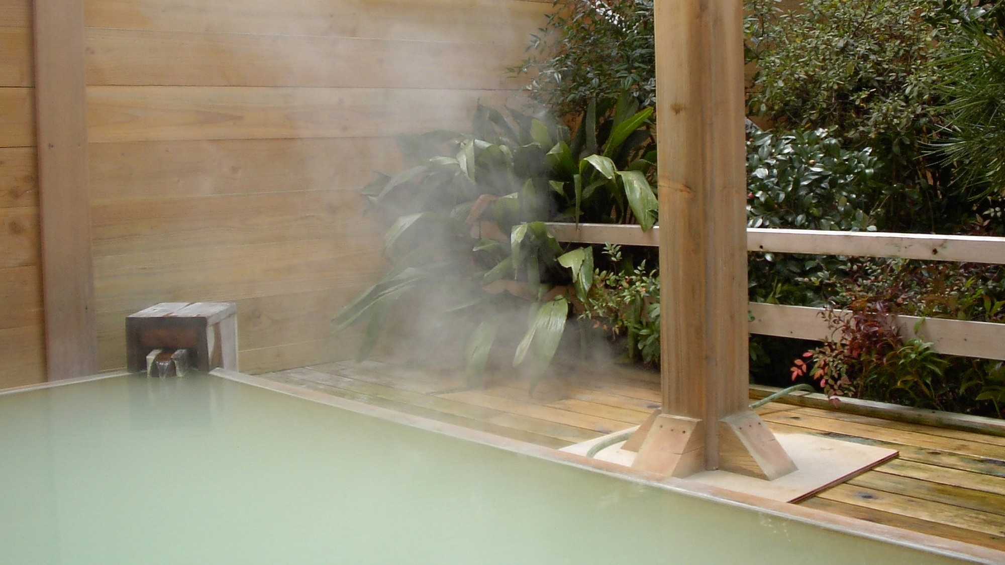 【露天風呂　檜の湯】香りと心地よい肌触りの檜の露天風呂