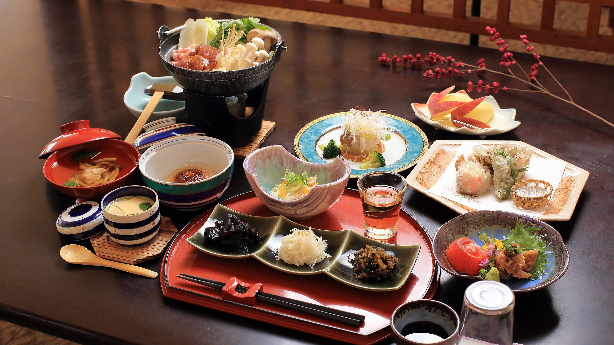 【夕食一例】地元の旬の美味しさを愉しんでいただきたく、当館ならではの工夫を凝らした会食膳です。