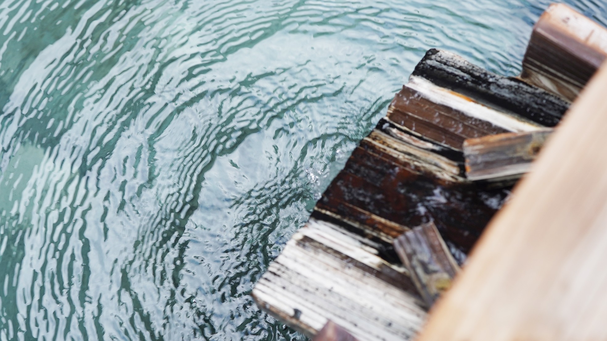 【貸切露天風呂・赤田の湯】※冬期（12月初旬～4月中旬頃予定）および悪天候時はクローズいたします。