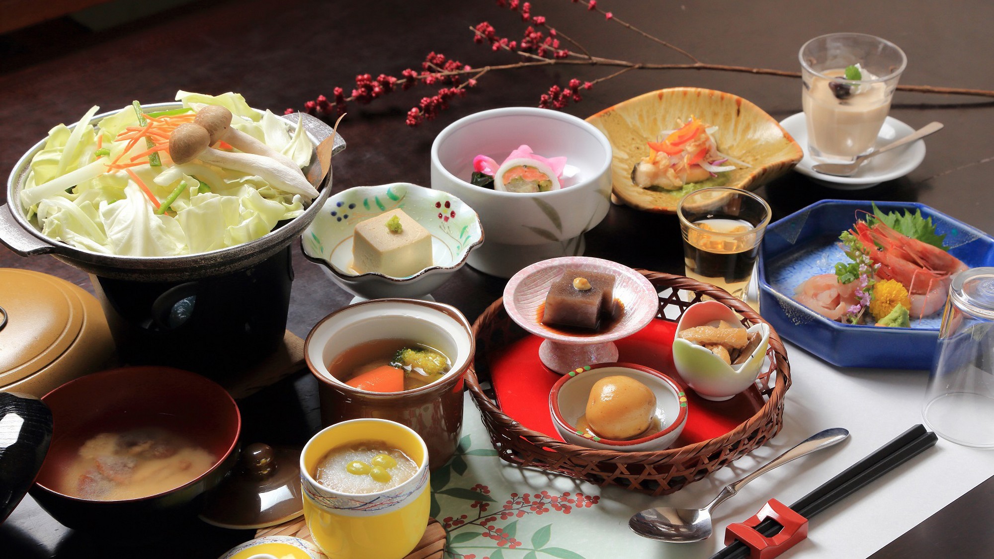 【夕食一例】地元の旬の美味しさを愉しんでいただきたく、当館ならではの工夫を凝らした会食膳です。