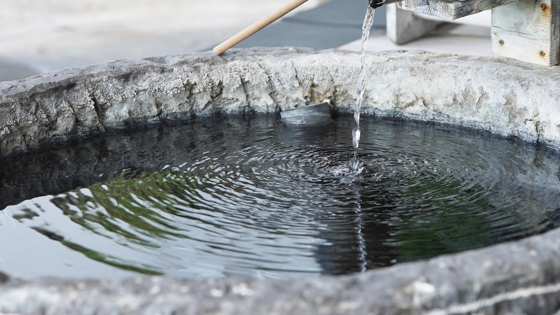 【エントランス】ホテル玄関前には飲める源泉がございます。