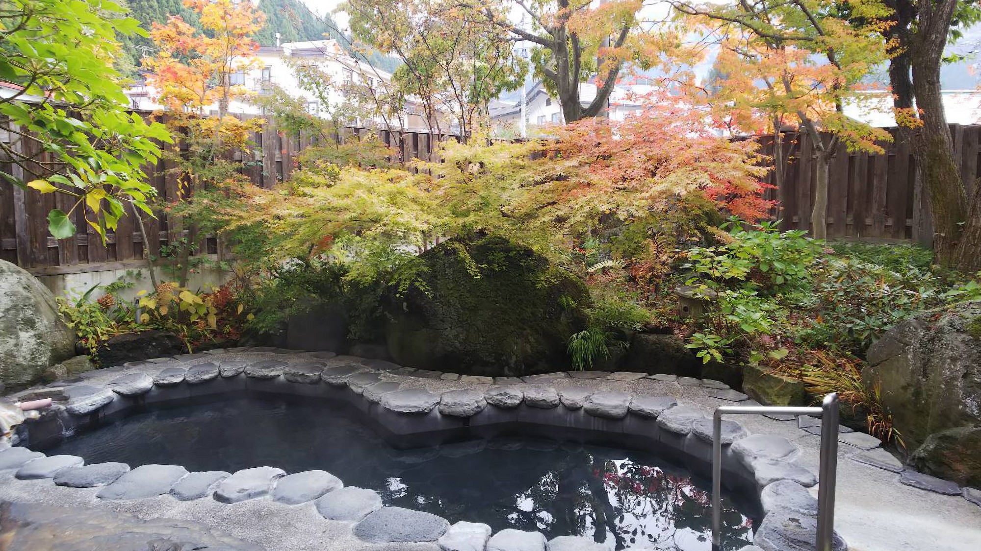 【露天風呂　瑠璃の湯】秋の露天風呂