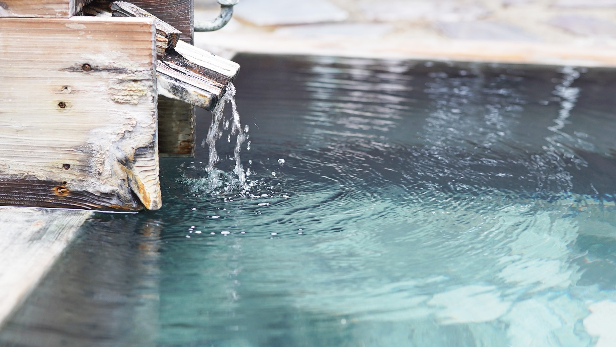 【貸切露天風呂・赤田の湯】※冬期（12月初旬～4月中旬頃予定）および悪天候時はクローズいたします。