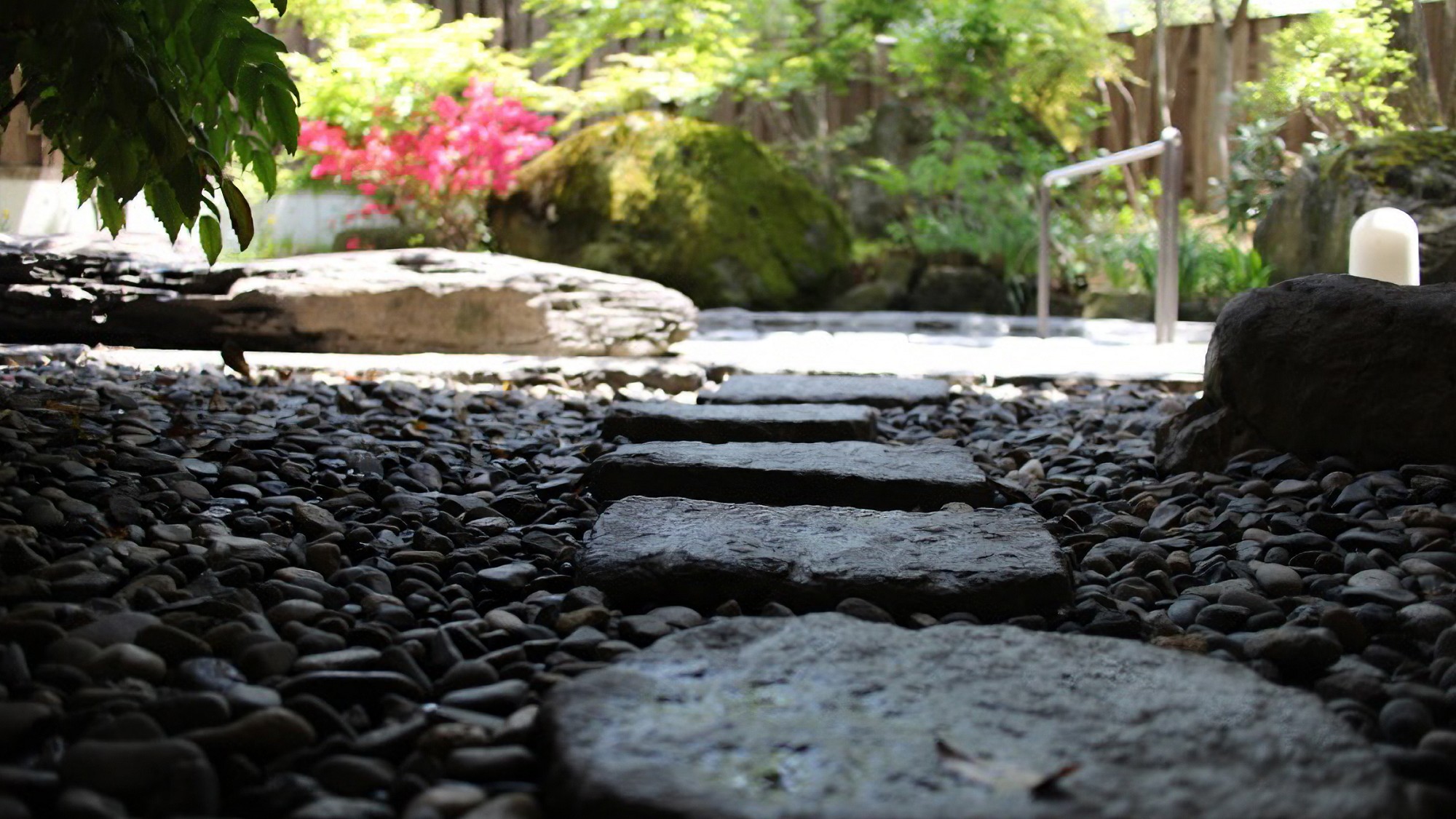 【露天風呂　瑠璃の湯】アプローチ