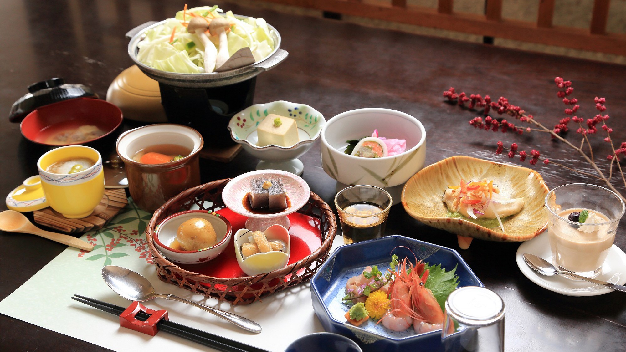 【夕食一例】地元の旬の美味しさを愉しんでいただきたく、当館ならではの工夫を凝らした会食膳です。