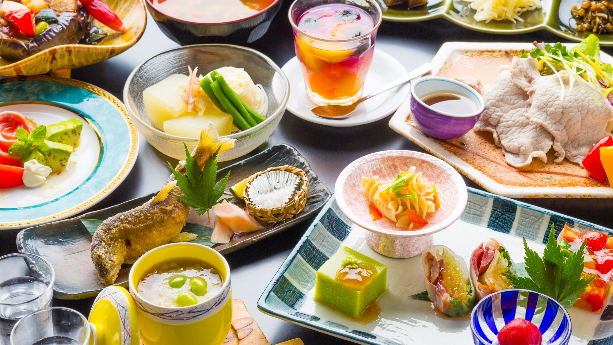 【夕食一例】地元の旬の美味しさを愉しんでいただきたく、当館ならではの工夫を凝らした会食膳です。