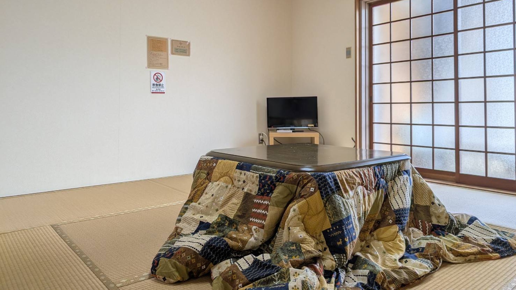 ・【和室】自然光が差し込む明るいお部屋で、こたつを囲みながらゆったりお過ごしください