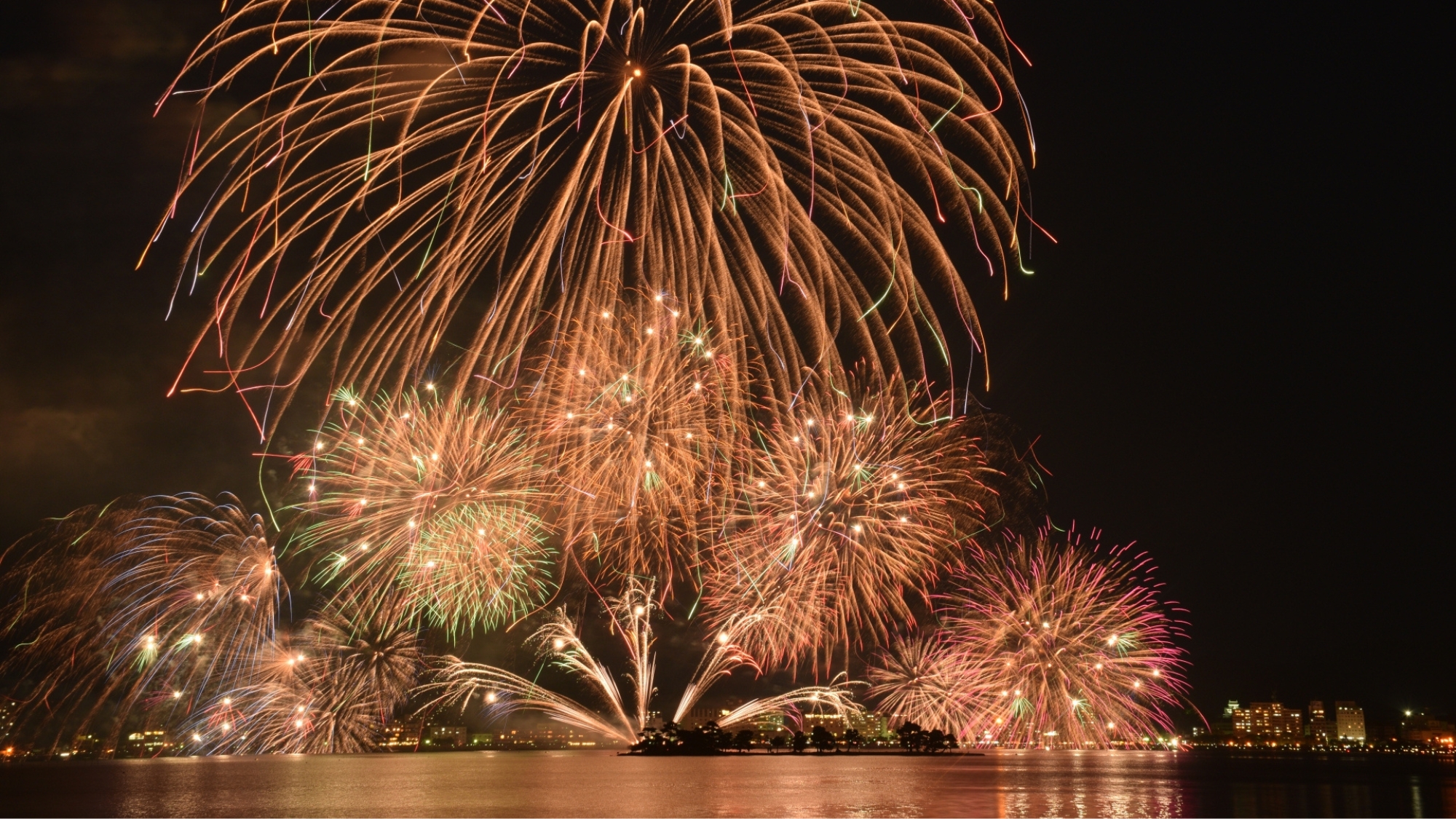 夏の宍道湖を彩る「松江水郷祭」