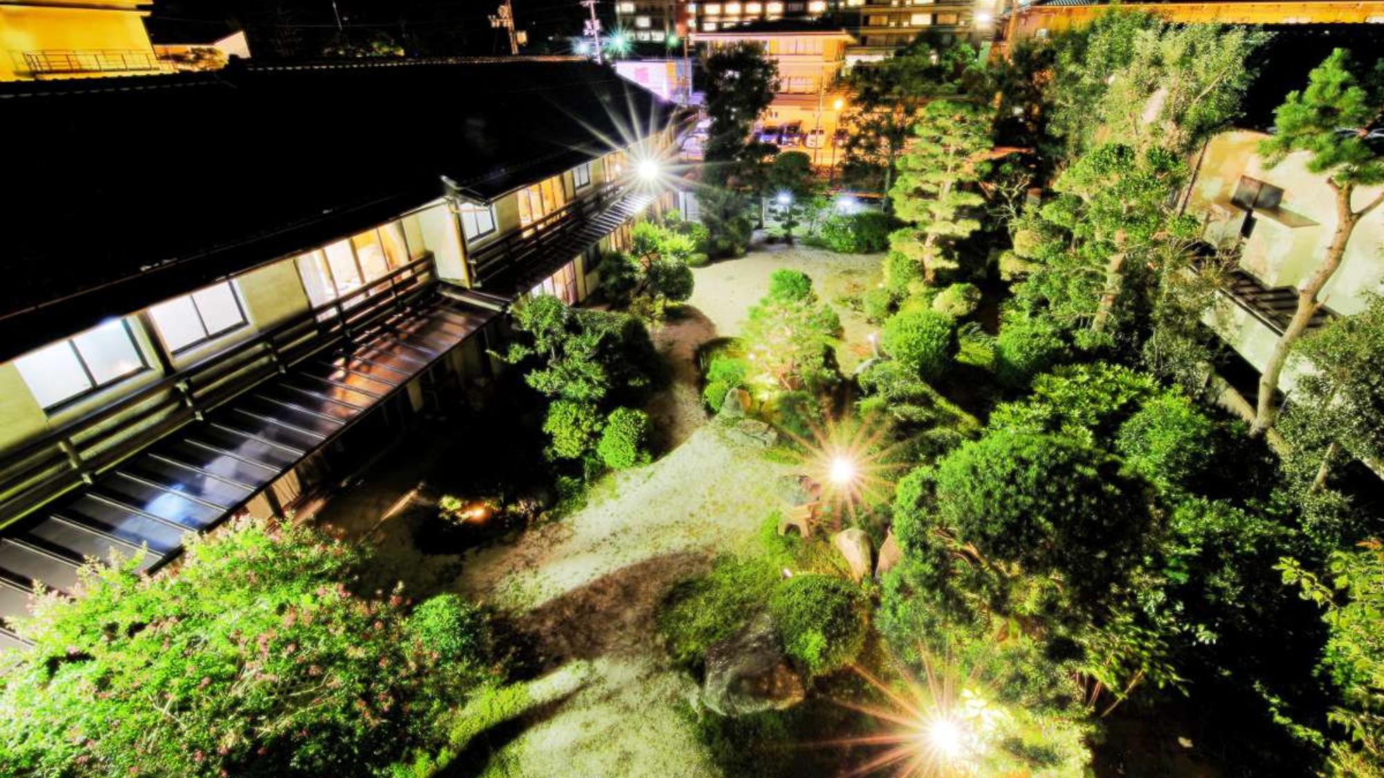 夜、ライトアップされた庭は幻想的な美しさ。季節がめぐるたびに表情を変える、当館自慢の日本庭園