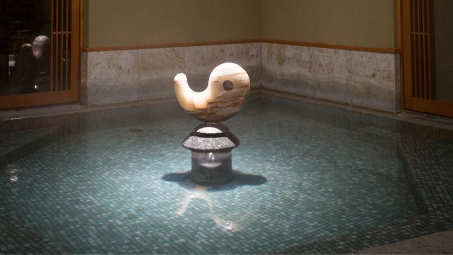 【入替制浴場】時間入替制浴場には、本物のめのうで作られた勾玉が中央に飾られています。