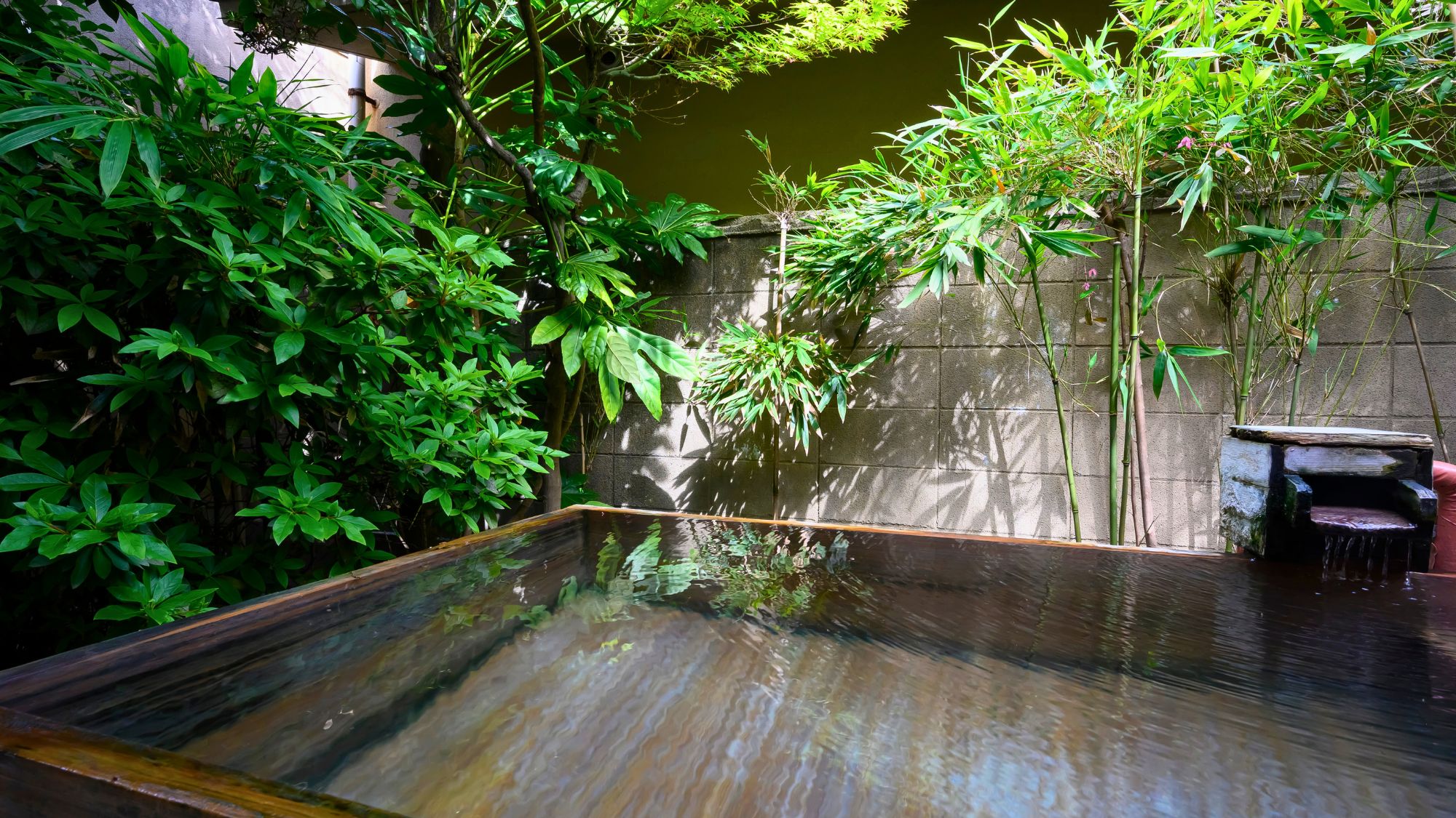 【花仙亭】源泉かけ流しの庭園露天風呂で旅の疲れも癒されます。