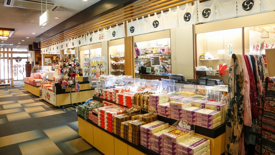 館内の売店では、玉造、松江、島根県の特産品、オリジナルの商品を揃えています。