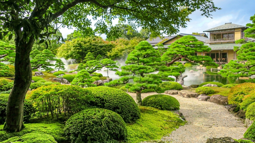 【由志園】牡丹など、四季折々の花が楽しめる日本庭園。