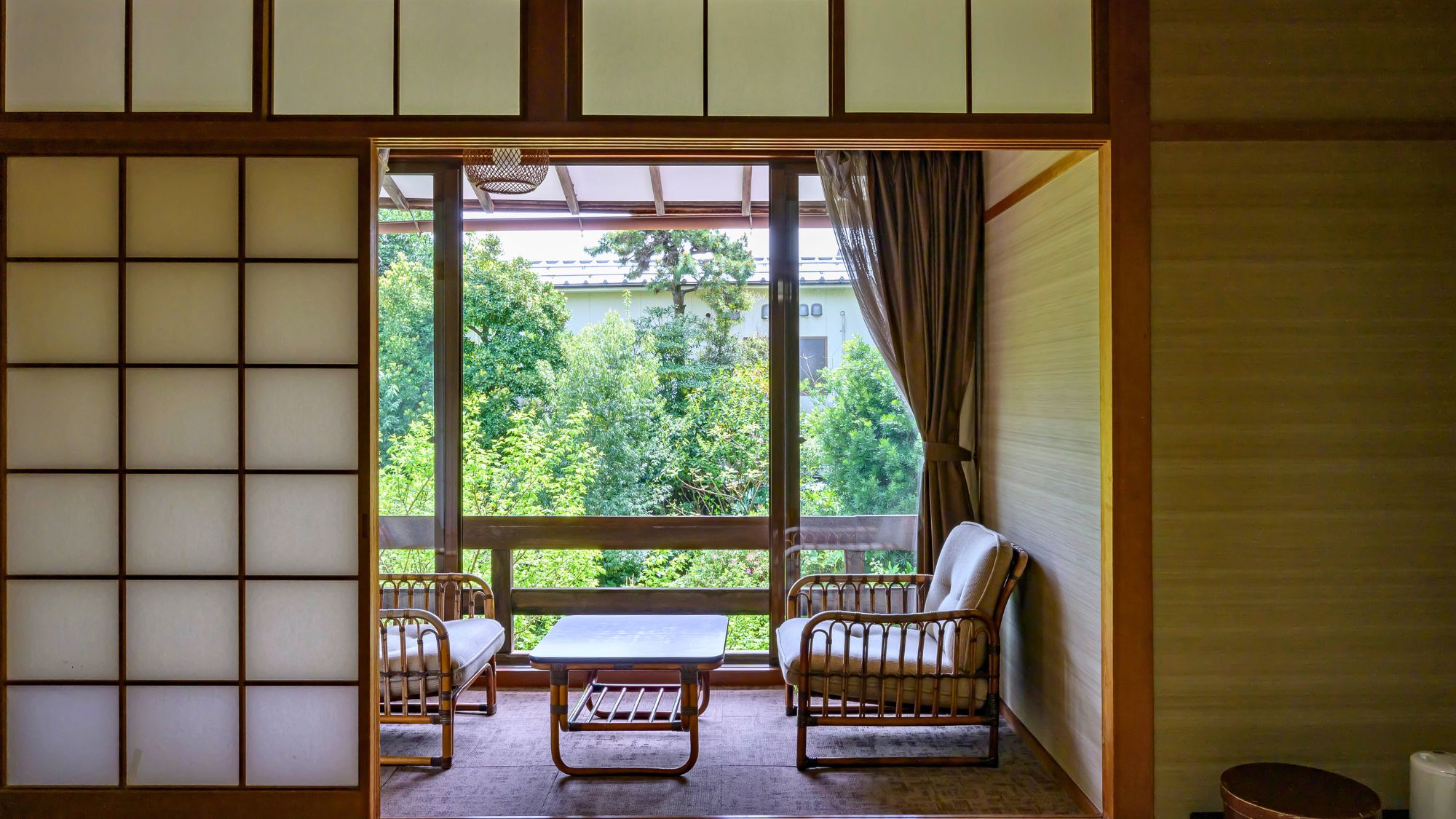 【松月亭／旧館和室】窓からは庭園の景色をお愉しみいただけます。