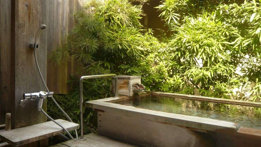 【花仙亭〇庭園露天風呂付客室】お部屋自体は新しくありませんが、露天風呂はいつでも源泉かけ流しです。