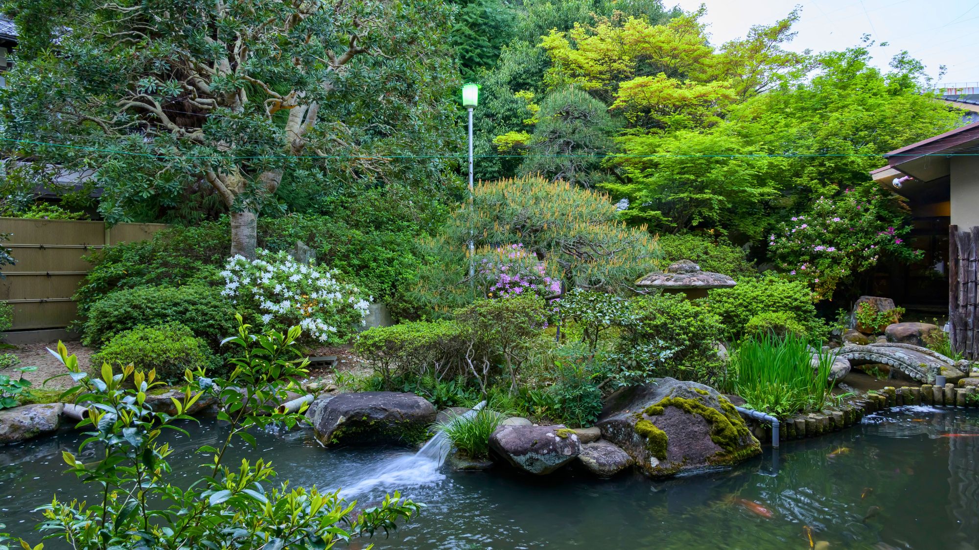 【庭園】こだわりの純日本庭園が季節の移り変わりを伝えてくれます。