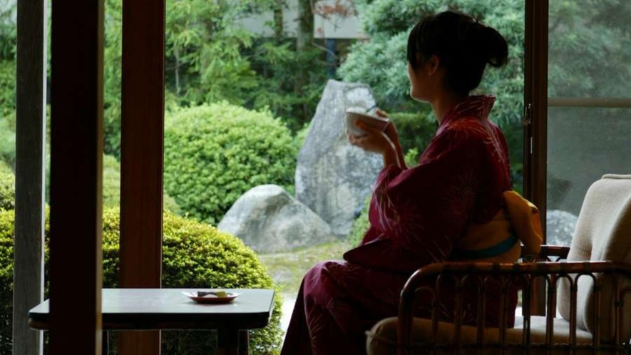 古き良き日本家屋の魅力を静かにたたえるお部屋で、肩の力を抜いてお寛ぎください。