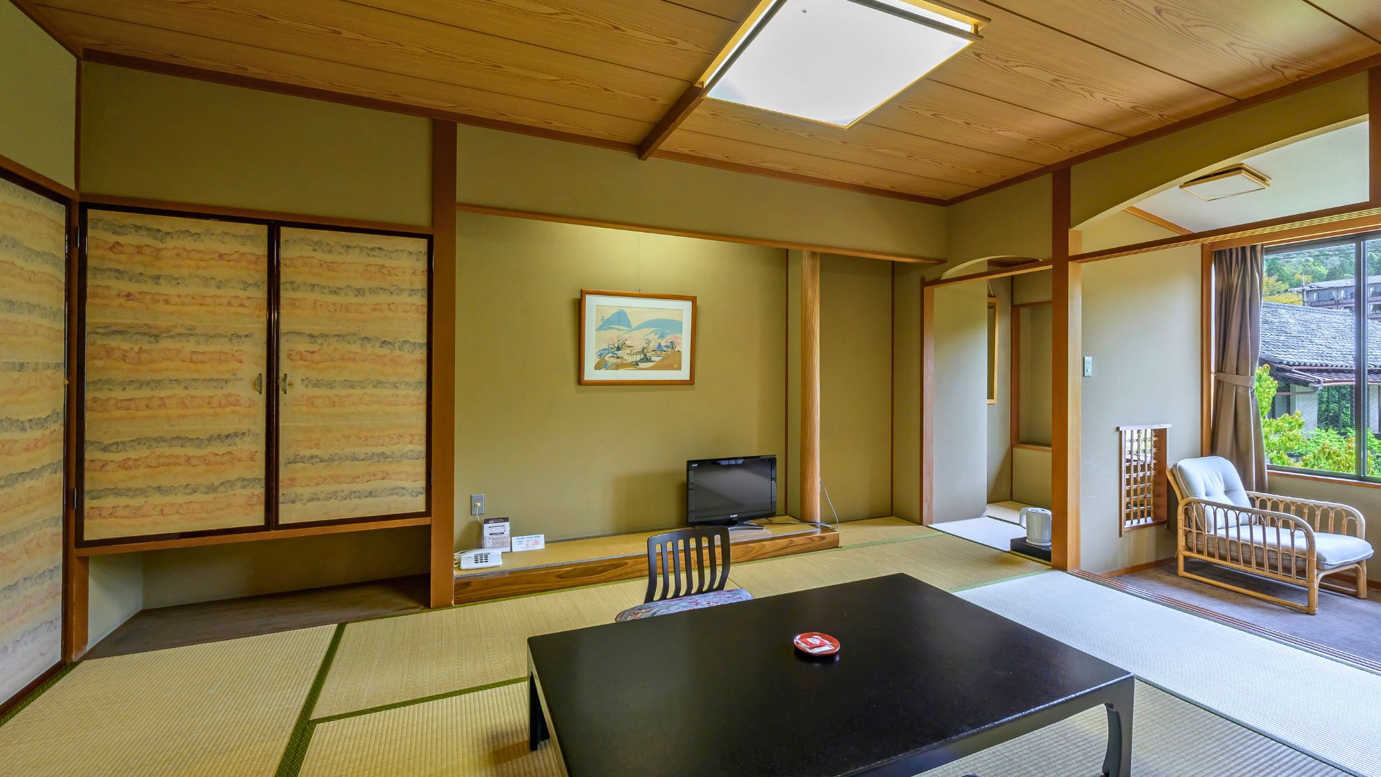 【開花亭／スタンダード和室】お部屋から日本庭園が一望できます。